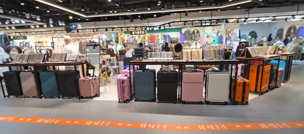 我们位于首尔东大门的行李箱店铺