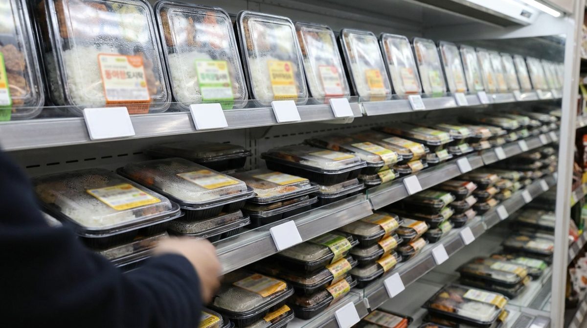 Refrigerated shelf of Korean convenience store dosirak lunch boxes with price tags